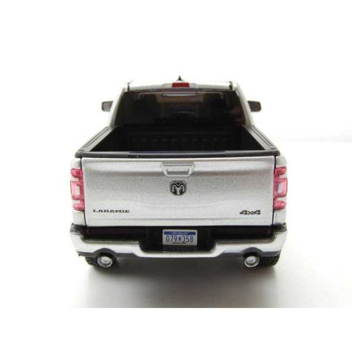 Modellauto RAM 1500 Laramie 1:24 silber