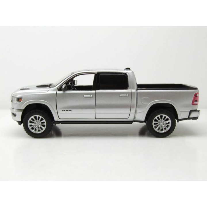 Modellauto RAM 1500 Laramie 1:24 silber